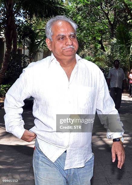 Bollywood director Ramesh Sippy attends a cremation ceremony of late Indian Bollywood actor Mac Mohan in Mumbai on May 11, 2010. AFP PHOTO/STR