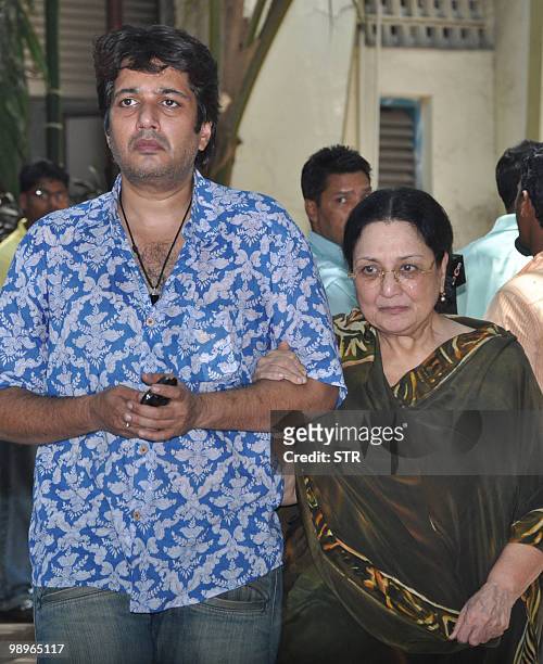 Indian Bollywood personality Tabssum with son attends the cremation ceremony of late Indian Bollywood actor Mac Mohan in Mumbai on May 11, 2010. AFP...