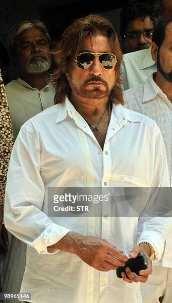 Bollywood actor Shakti Kapoor attends the cremation ceremony of late Indian Bollywood actor Mac Mohan in Mumbai on May 11, 2010. AFP PHOTO/STR