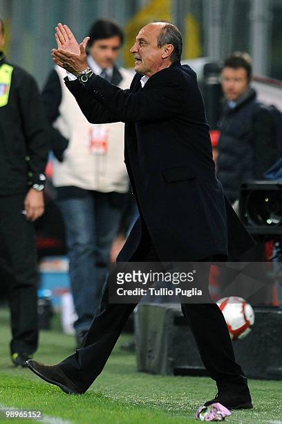 Delio Rossi, coach of Palermo claps hands during the Serie A match between US Citta di Palermo and AC Milan at Stadio Renzo Barbera on April 24, 2010...