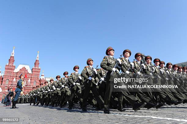 Russian soldiers holding Kalashnikov machine guns march on Red Square during the nation's Victory Day parade in Moscow on May 9, 2009 in...