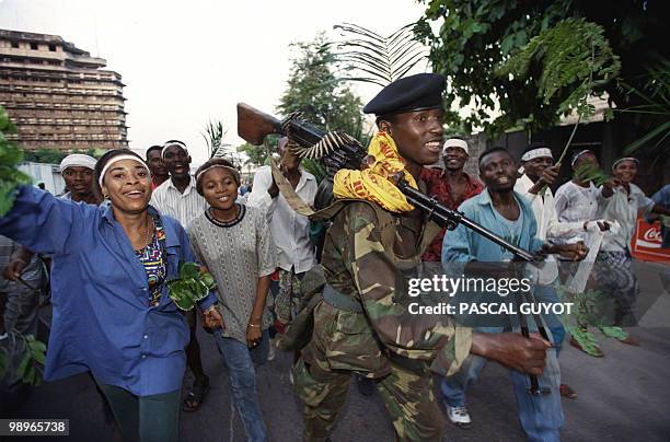 Kinshasa inhabitants jubilate as they greet Laurent Desire Kabila's Alliance rebel troops entering the city, 17 May 1997. Downtown Kinshasa...