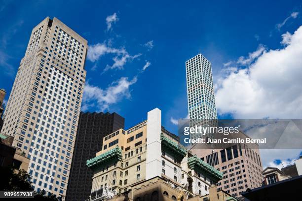 manhattan, new york cityscape during a sunny day, including the 432 park avenue building - 432 park avenue stock pictures, royalty-free photos & images