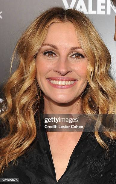 Actress Julia Roberts arrives at the "Valentine's Day" Los Angeles Premiere at Grauman's Chinese Theatre on February 8, 2010 in Hollywood, California.