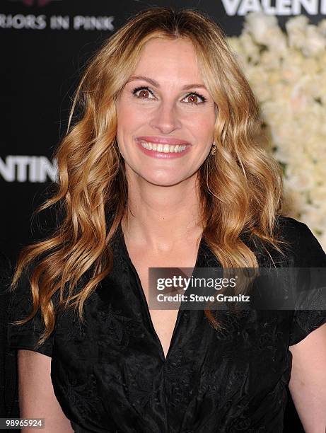 Actress Julia Roberts attends the "Valentine's Day" Los Angeles Premiere at Grauman's Chinese Theatre on February 8, 2010 in Hollywood, California.