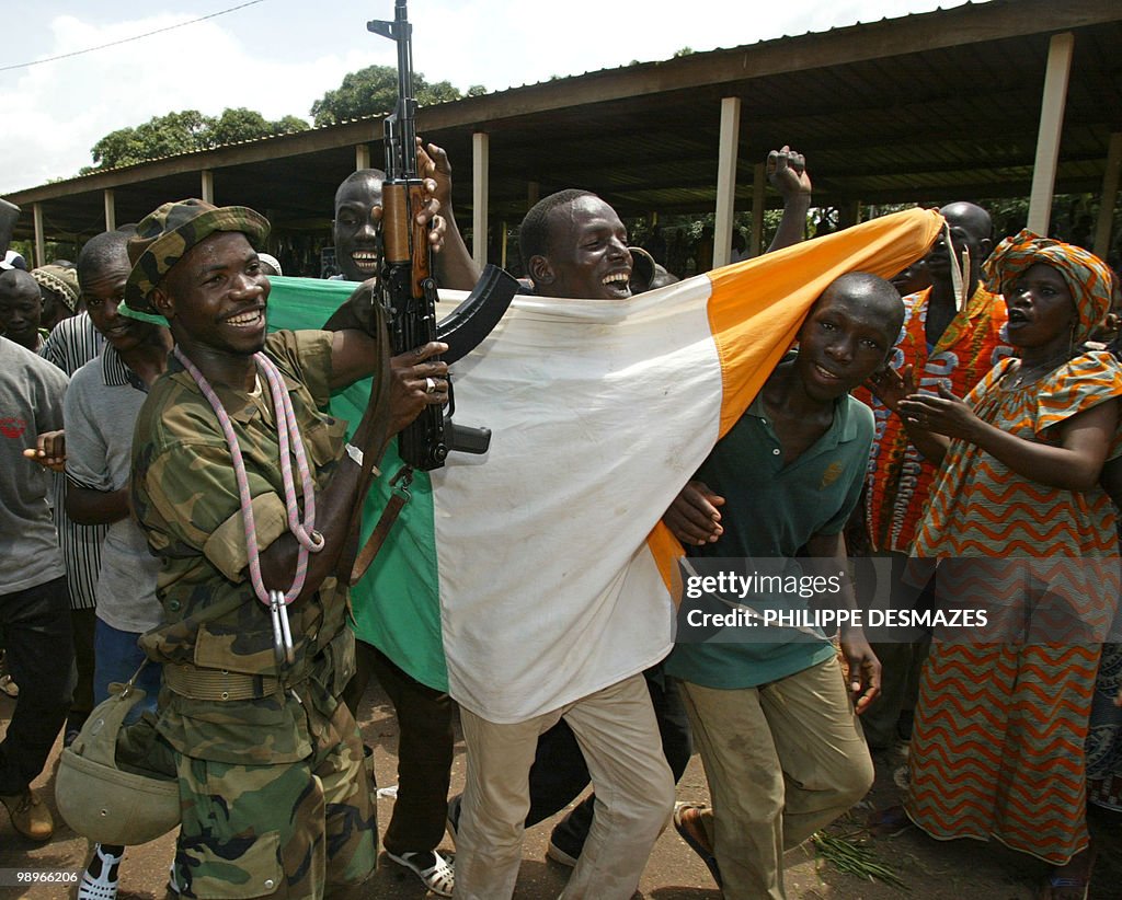 Rebels raise their arms and Ivory Coast'