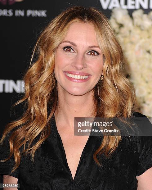 Actress Julia Roberts attends the "Valentine's Day" Los Angeles Premiere at Grauman's Chinese Theatre on February 8, 2010 in Hollywood, California.