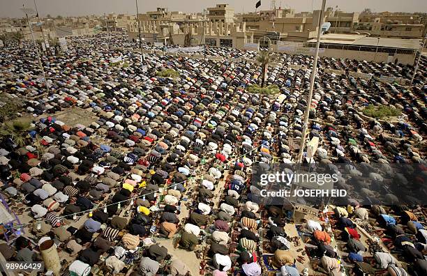 Iraqi Shiite Muslims perform Friday prayers in Baghdad's Shiite bastion of Sadr City on March 5, 2010. Politicians launched into their last day of...