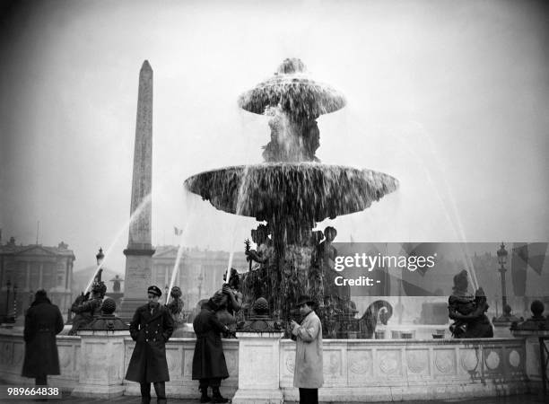 Picture taken in 1945 of people standing in front of the fountain of Place de la Concorde.