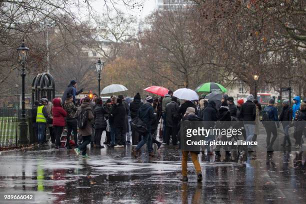 Listeners and spectators group around Dave, a Christian speaker, at Speakers' Corner in Hyde Park, London, Great Britain, 10 December 2017. Speakers'...