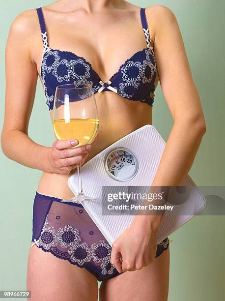 anorexic girl controlling her weight by drinking - comazuipen stockfoto's en -beelden