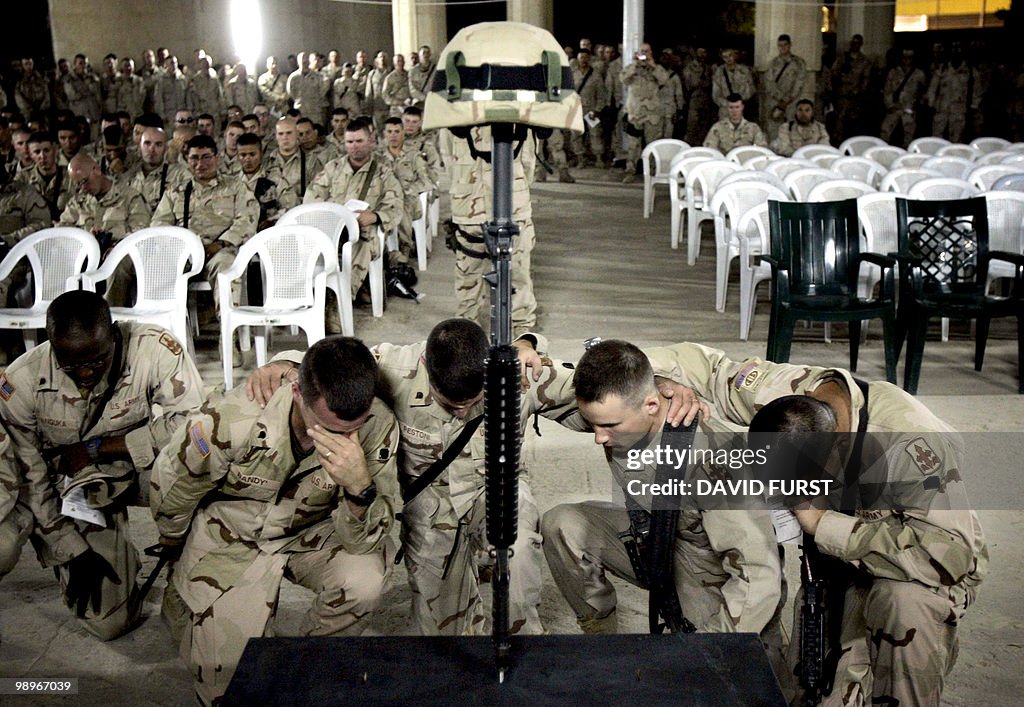 US soldiers bow their heads in mourning