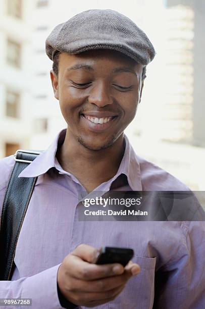 young man reading text message, cape town, western cape province, south africa - western cape province 個照片及圖片檔