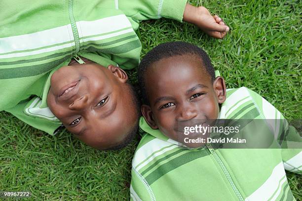 twin brothers (2-3) lying on grass, cape town, western cape province, south africa - western cape province 個照片及圖片檔