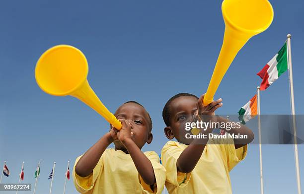 two boys (2-3) with yellow vuvuzelas, cape town, western cape province, south africa - western cape province 個照片及圖片檔