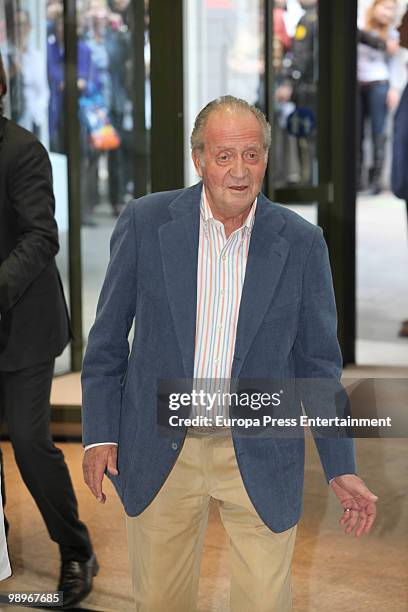 Spanish King Juan Carlos I is seen leaving the Clinic Hopital, four days after undergoing an operation to remove a nodule on his right lung on May...