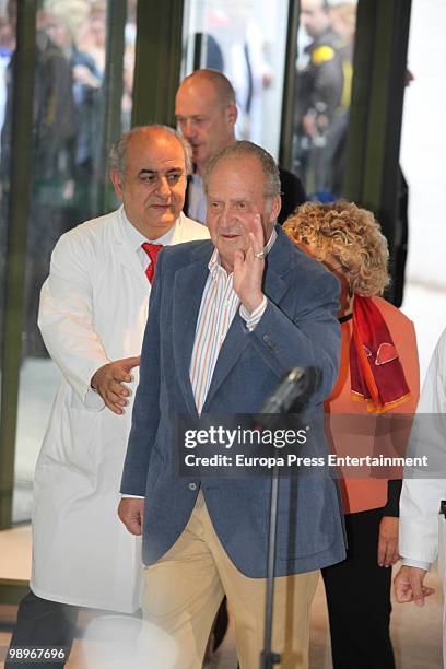 Spanish King Juan Carlos I is seen leaving the Clinic Hopital, four days after undergoing an operation to remove a nodule on his right lung on May...