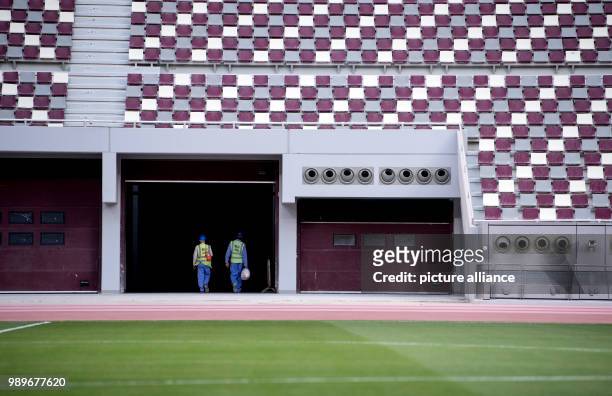 Arbeiter laufen im Khalifa International Stadium in Doha am durch ein Tor. Die Endrunde der Fußball-Weltmeisterschaft 2022 soll in Katar ausgetragen...