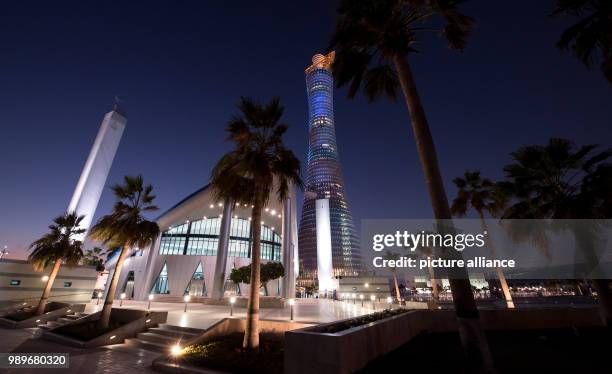 Eine Moschee und das Hotel "The Torch" aufgenommen am in Doha . Die Mannschaft des FC Bayern München bereitet sich vom 02.01.- im Trainingslager in...