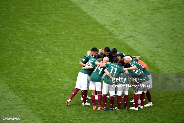 Mexico form a huddle prior to the 2018 FIFA World Cup Russia Round of 16 match between Brazil and Mexico at Samara Arena on July 2, 2018 in Samara,...