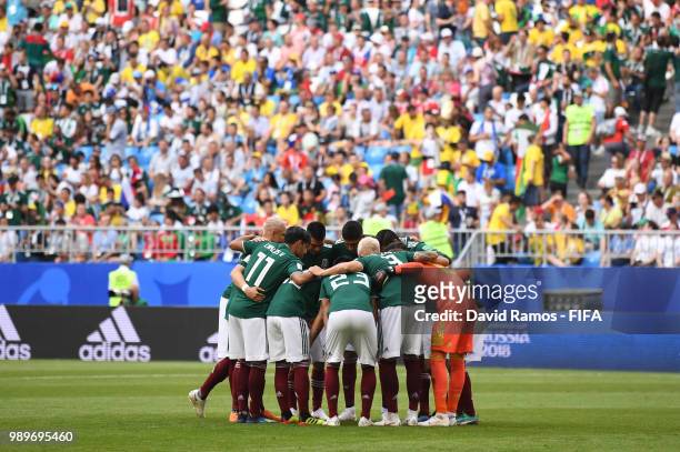 Mexico form a huddle prior to the 2018 FIFA World Cup Russia Round of 16 match between Brazil and Mexico at Samara Arena on July 2, 2018 in Samara,...