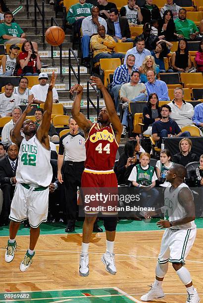 Leon Powe of the Cleveland Cavaliers shoots over Tony Allen of the Boston Celtics in Game Three of the Eastern Conference Semifinals during the 2010...