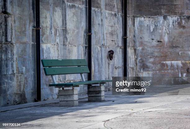 green bench - mimo stock pictures, royalty-free photos & images