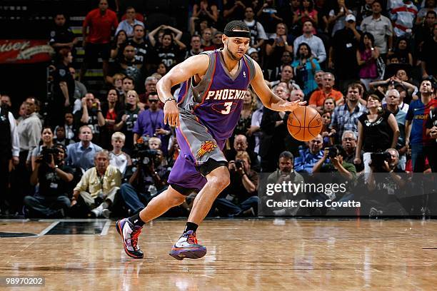 Jared Dudley of the Phoenix Suns drives the ball across the court against the San Antonio Spurs in Game Four of the Western Conference Semifinals...