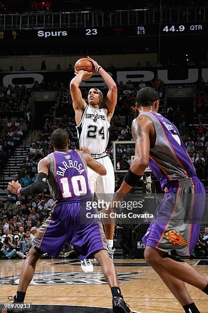 Richard Jefferson of the San Antonio Spurs shoots over Leandro Barbosa and Channing Frye of the Phoenix Suns in Game Four of the Western Conference...