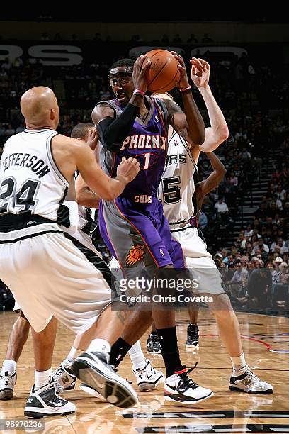 Amar'e Stoudemire of the Phoenix Suns is guarded by Richard Jefferson and Matt Bonner of the San Antonio Spurs in Game Four of the Western Conference...