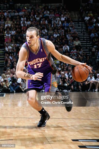 Louis Amundson of the Phoenix Suns drives to the basket against the San Antonio Spurs in Game Four of the Western Conference Semifinals during the...