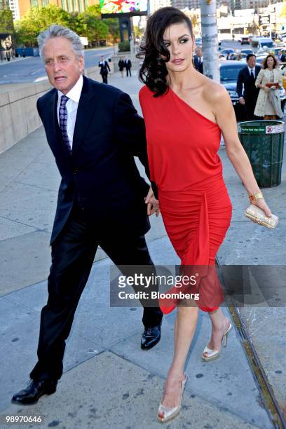 Actor Michael Douglas, left, and his wife, actress Catherine Zeta-Jones, arrive for the Robin Hood Foundation gala in New York, U.S., on Monday, May...