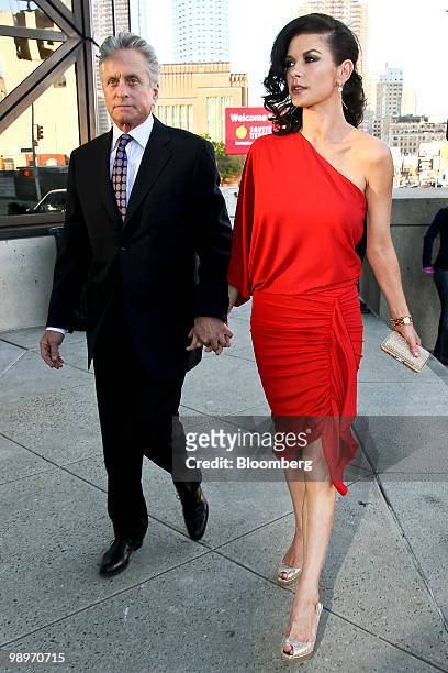 Actor Michael Douglas, left, and his wife, actress Catherine Zeta-Jones, arrive for the Robin Hood Foundation gala in New York, U.S., on Monday, May...