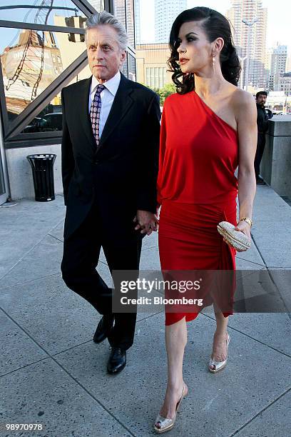 Actor Michael Douglas, left, and his wife, actress Catherine Zeta-Jones, arrive for the Robin Hood Foundation gala in New York, U.S., on Monday, May...