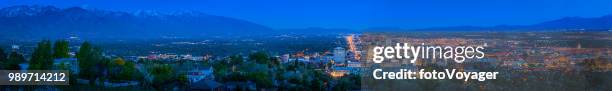 salt lake city beleuchtete innenstadt von wasatch berge panorama utah übersehen - salt lake city and county verwaltungsgebäude stock-fotos und bilder