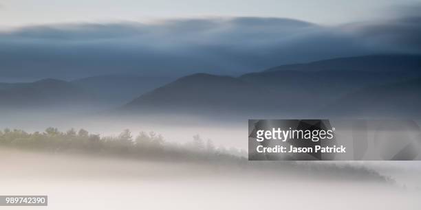 fog rolls into cades cove, smoky mountains - cades cove foto e immagini stock