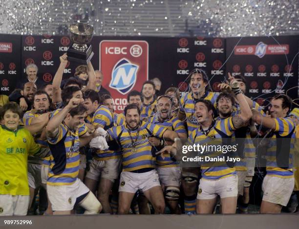 Horacio Agulla of Hindu and teammates celebrate with the trophy at the end of the final match between Hindu and Newman as part of Argentina National...