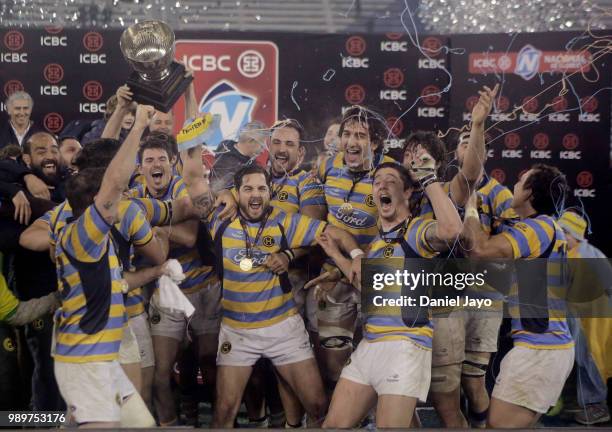 Horacio Agulla of Hindu and teammates celebrate with the trophy at the end of the final match between Hindu and Newman as part of Argentina National...