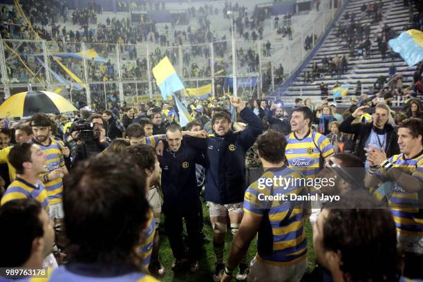 Players of Hindu celebrate at the end of the final match between Hindu and Newman as part of Argentina National Rugby Championship 2018 at Estadio...