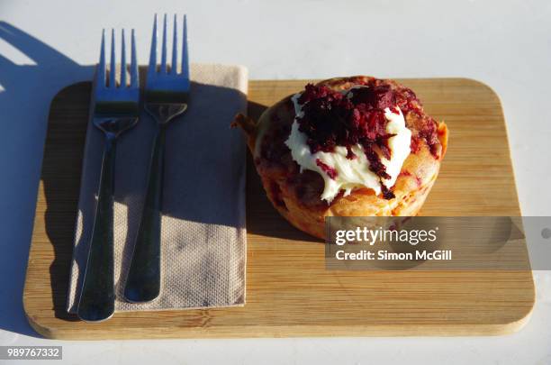 raspberry and beetroot muffin with cream cheese frosting and grated beetroot topping - paper napkin stock-fotos und bilder