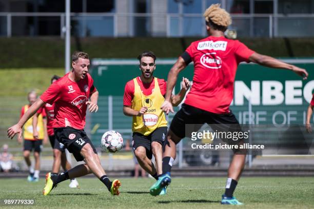 July 2018, Germany: Soccer: Bundesliga, Fortuna Duesseldorf start of training. Fortuna newcomer Kenan Karaman and Robin Bormuth vying for the ball...