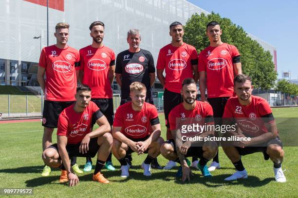 July 2018, Germany: Soccer: Bundesliga, Fortuna Duesseldorf start of training. Fortuna head coach Friedhelm Funkel standing with newcomers Marvin...