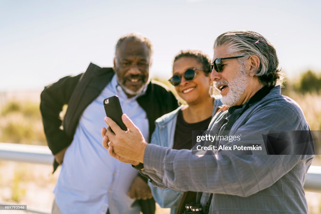 Senioren Freunde nehmen Selfie am Strand