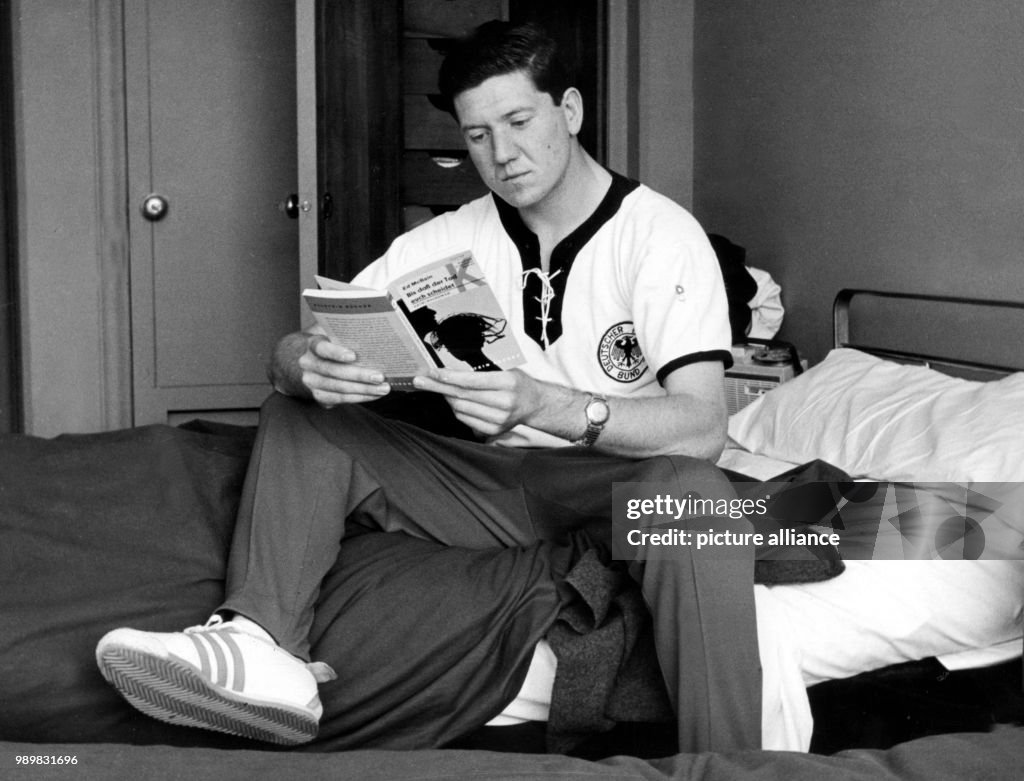 Soccer World Cup 1962: Horst Szymaniak reading a book