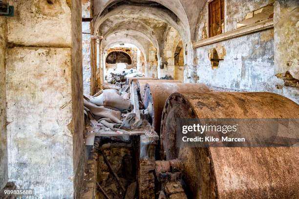 fabrica en ruinas - en ruinas stock pictures, royalty-free photos & images