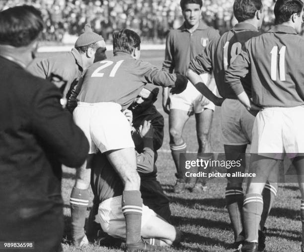 Tumultuous scenes during the 1962 World Cup match Chile versus Italy at the National Stadium in Santiago de Chile, Chile, 2 June 1962. An...