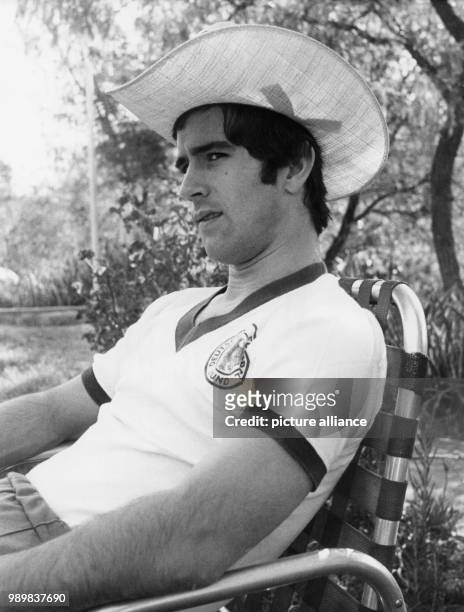 German forward sits relaxed on a chair and wear a Stetson during a recreational moment at the 1970 Soccer World Cup in Leon, Mexico, June 1970.