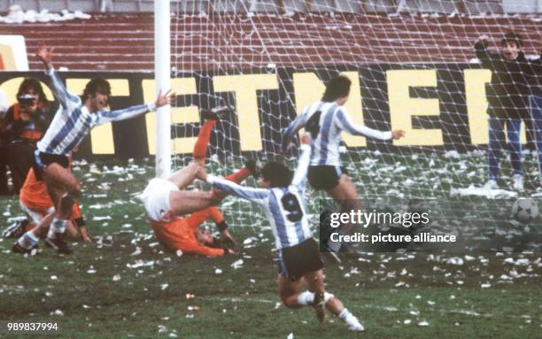 Argentinian player Mario Kempes scores the 2-1 lead against the Netherlands in the 1978 World Cup final which took place at River Plate Stadium in...