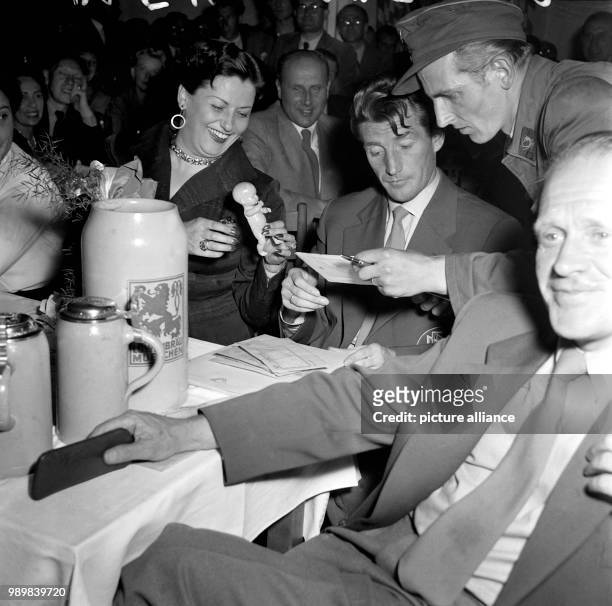 Welcome for the German natinoal football team in Munich's Loewenbraeukeller brewery on July 6th: from right: team coach Sepp Herberger, a telegram...