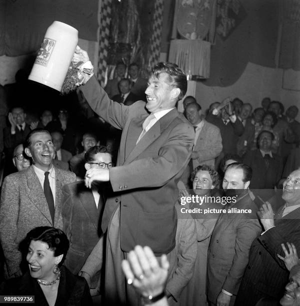 Enthusiastic welcome of the German national football team in Munich's Loewenbraeukeller brewery on July 6th, where team captain Fritz Walter is...